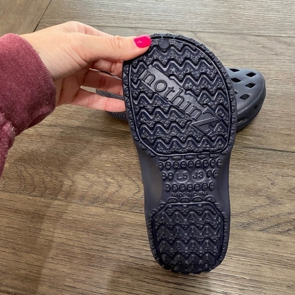 NEW! NOTHINZ SHOES JUNIORS/BIG KID CLOGS | NAVY | Size J3 Ladies 5 Unisex - Picture 3 of 9